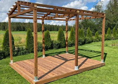 Harjakattoinen pergola